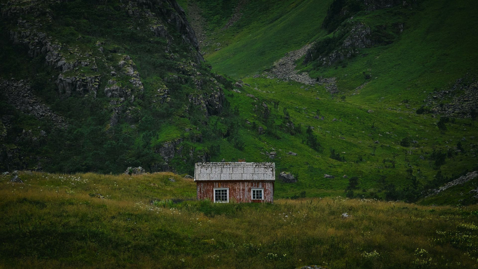 How to Choose the Perfect Off-Grid Solar System for Your Cottage